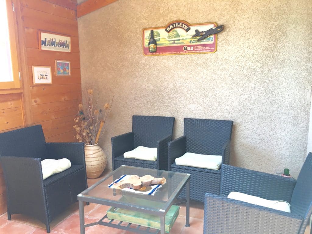 coin salon dans la véranda des lavandes Véranda les lavandes coin salon